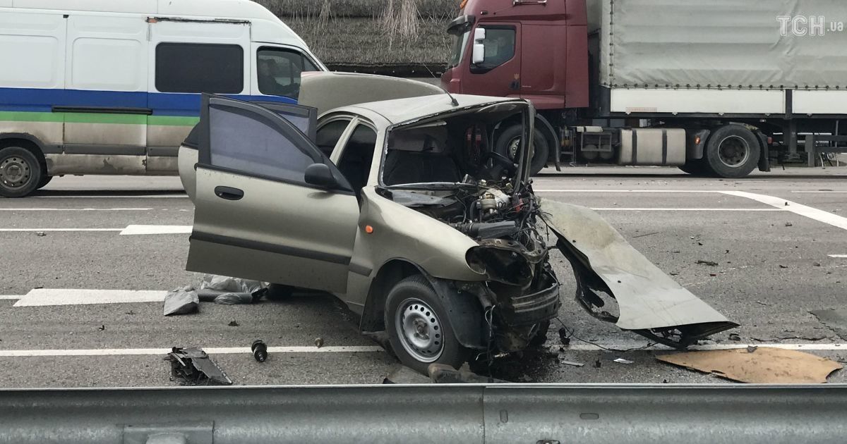 Смертельна аварія на Обухівській трасі: Lanos їхав на червоний сигнал світлофору
