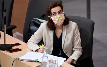 В маске с цветами и в платье с вырезом: министр юстиции Австрии на заседании в парламенте