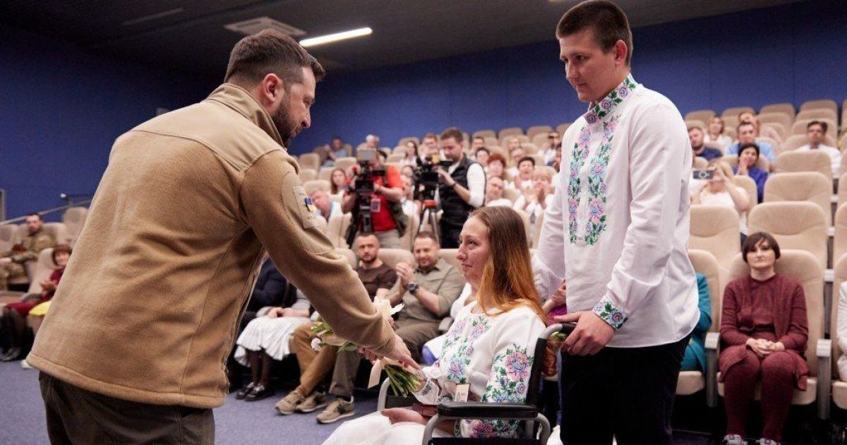 Медсестра из Лисичанска, потерявшая две ноги, получила медаль "За спасенную жизнь"