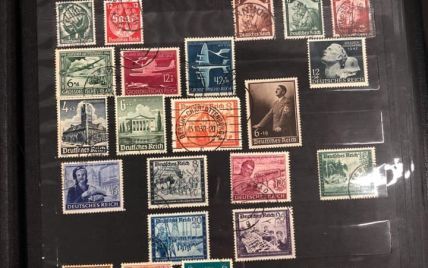 Становлення УНР і Друга світова війна: Дніпру на День Незалежності подарували рідкісну колекцію марок (фото)