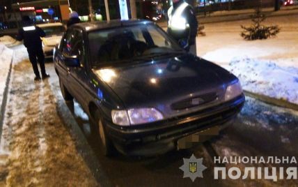 Угрожали ножом и похитили авто: в Киеве трое иностранцев ограбили таксиста