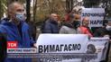 Под житомирским райотделом полиции активисты требуют наказать патрульных, которые избили водителя