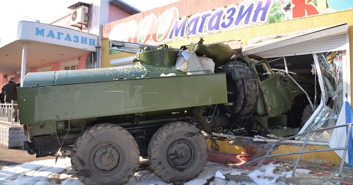 В Николаеве военный бензовоз протаранил магазин