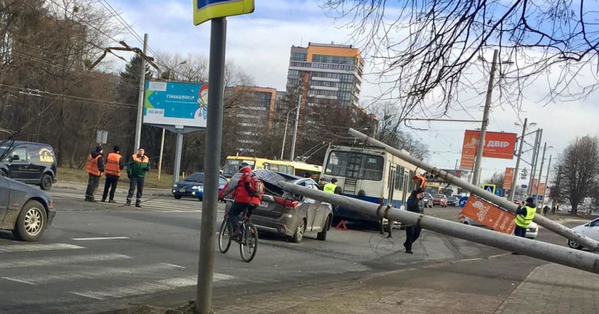 У Львові електроопори потрощили позашляховик та тролейбус із пасажирами