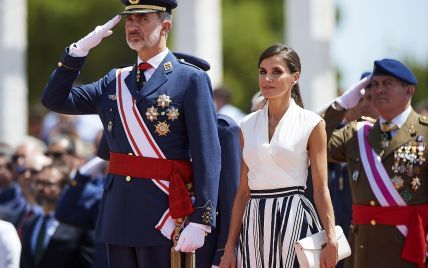 В белой блузке и юбке в полоску: стильная королева Летиция на торжественном параде