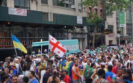 Впервые на гей-прайде в Нью-Йорке появилась украинская колонна