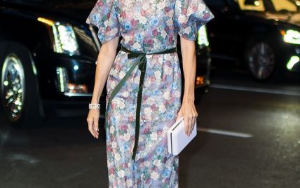 В красивій "квітковій" сукні: Наомі Воттс вразила ефектним образом