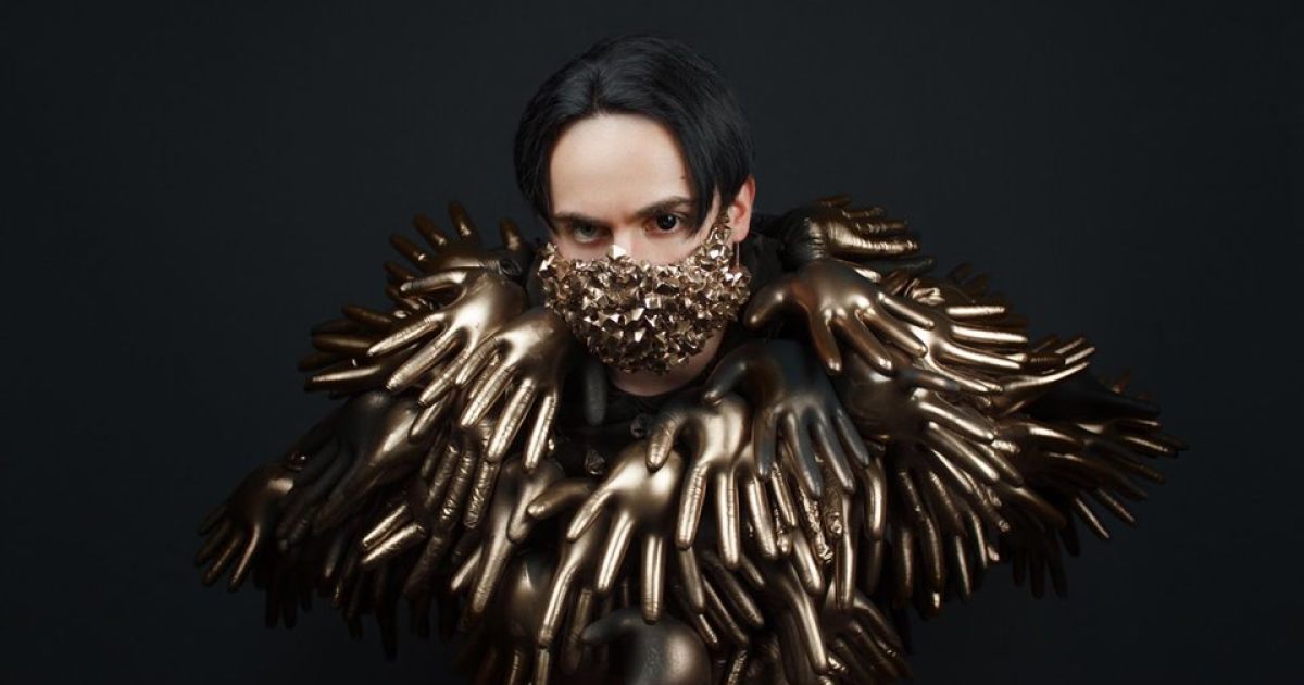 Эпатажный MELOVIN в золотой маске и костюме из перчаток удивил образом