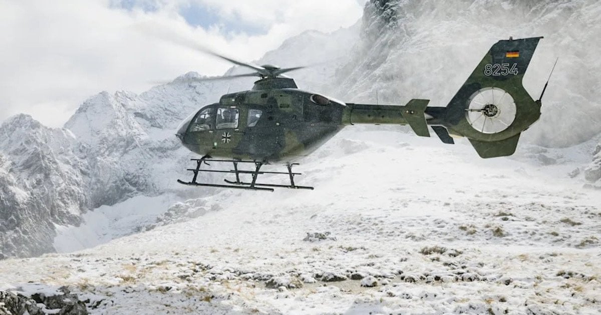 Німецький військовий вертоліт Eurocopter EC-135 в Альпах