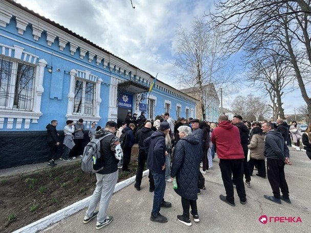 Мітинг біля відділення поліції. / © Гречка