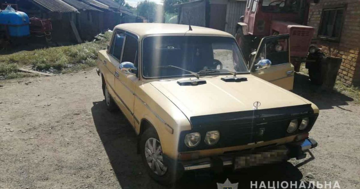 На Вінниччині авто наїхало на дворічного малюка: дитина залізла під машину
