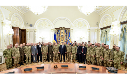 Порошенко в День Флага наградил украинских военных