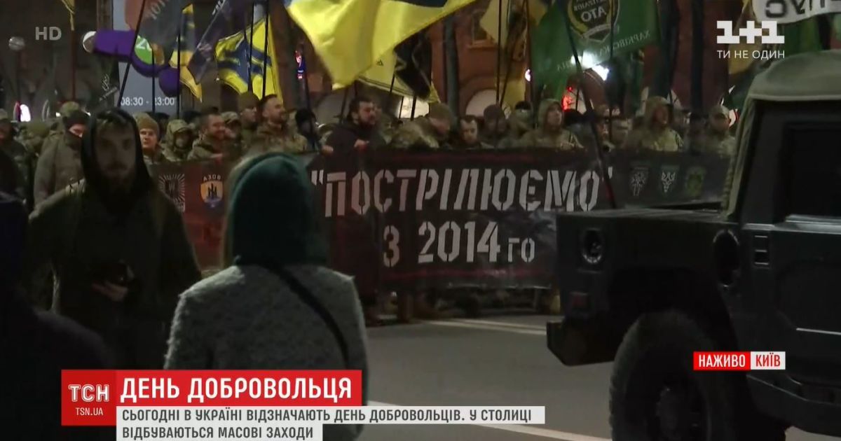 "Постреливаем с 2014-го". Добровольцы пришли под стены посольства РФ