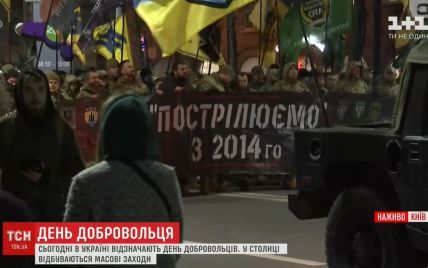 "Пострілюємо від 2014-го". Добровольці прийшли під стіни посольства РФ
