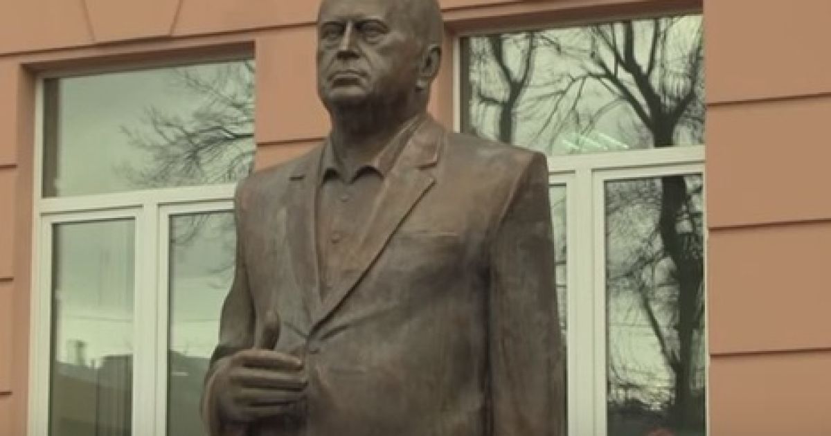 В Москве поставили 3-метровый памятник Жириновскому