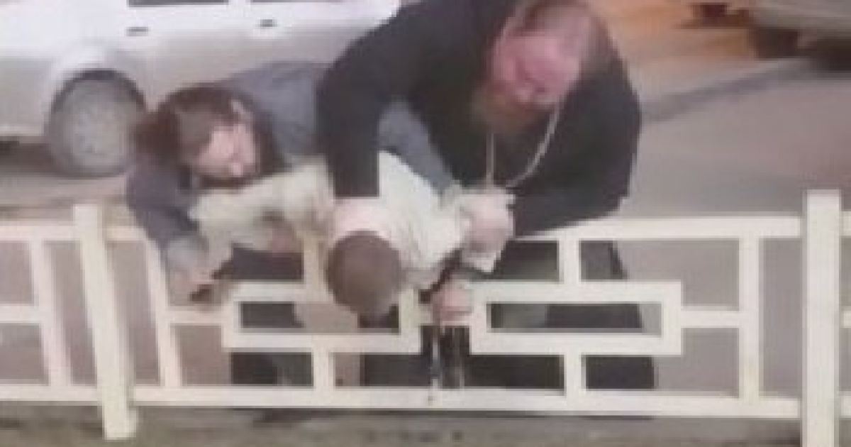 В Сети появилось видео, как в России священник избил водителя