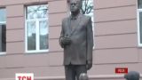 Прижиттєвий пам'ятник Жириновському відкрили у Москві