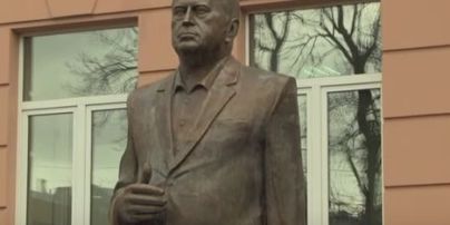 В Москве поставили 3-метровый памятник Жириновскому