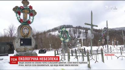 На Львівщині річка може змити сільський цвинтар