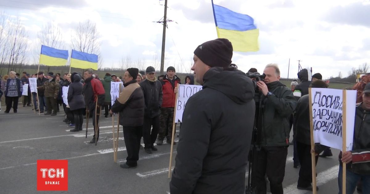 На Кировоградщине селяне от отчаяния перекрыли трассу после нескольких месяцев без зарплаты