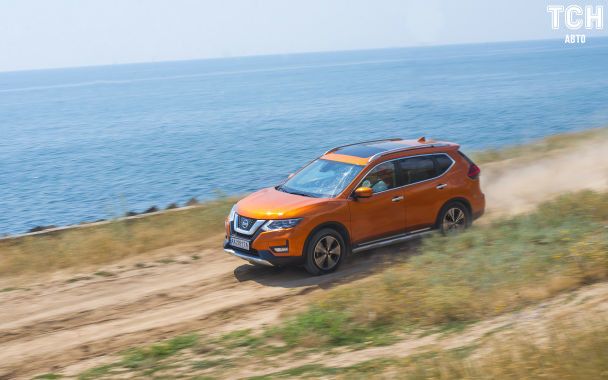 320 Нм крутного моменту, які доступні з 1750 оборотів. Машина стартує навіть з третьої передачі і видає 130 конячок на максимальних 4 тисячах. Начебто і скромні характеристики при обліку 1,482-тонного автомобіля, але апетит його настільки малий, що перекреслює будь-які сумніви. / © Фото Єршової Олександри