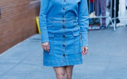В мини из денима: Джулианна Мур приехала на шоу в стильном "джинсовом" образе