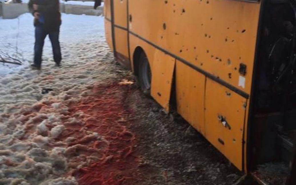 Боевики обстреляли пассажирский автобус под Волновахой. / © Громадське-ТБ
