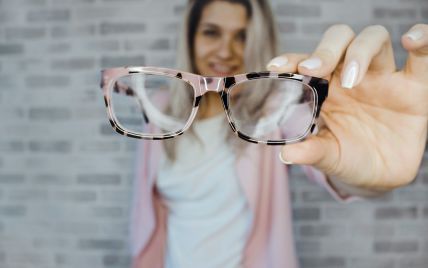 Правда или миф: насколько контактные линзы или очки вредят глазам