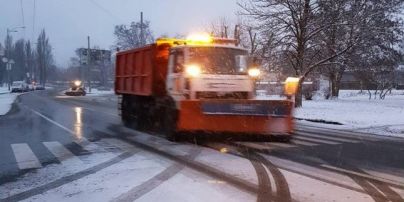 Близько 150 одиниць техніки наразі рятують столицю від снігопаду