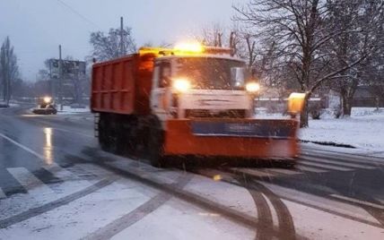Цілодобовий режим роботи: через ожеледицю дорожники Києва обробляли дороги і тротуари декілька разів