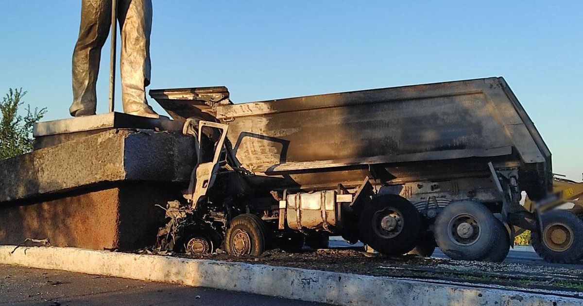 У Маріуполі вантажівка влетіла у монумент та загорілася: є жертви (фото)
