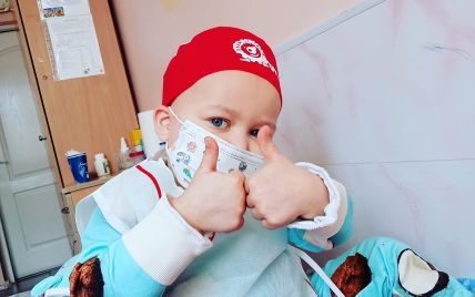 Трехлетняя Алинка уже второй раз борется с раком крови