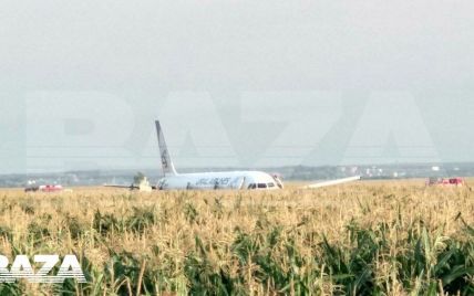 Під Москвою в кукурудзяне поле приземлився пасажирський літак, який летів до Криму