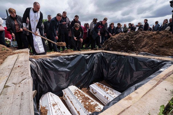 28 квітня, Житомирщина. У Коростишеві поховали трьох дітей, які загинули вночі 25 травня внаслідок комбінованої атаки армії Росії. Громада попрощалася із 17-річним Романом, 12-річною Тамарою та 8-річним Станіславом Мартинюками. / © Associated Press