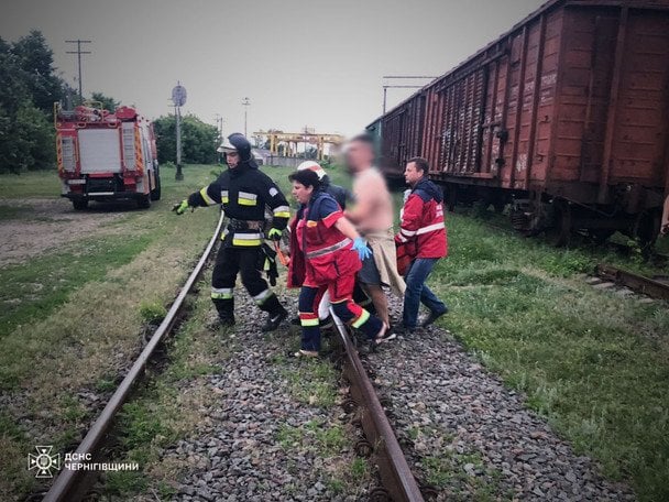 Снова лезут на крышу поезда: на Черниговщине током ударило двух 12-летних мальчишек