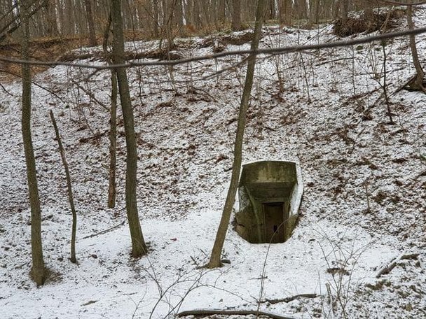 Вхід до печер Оптимістична нагадує бункер / © wikimedia.org