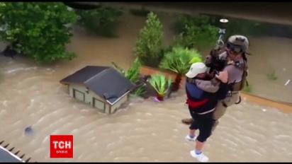 Смертельна стихія набирає обертів в США: рятувальники цілодобово дістають людей із затоплених домів