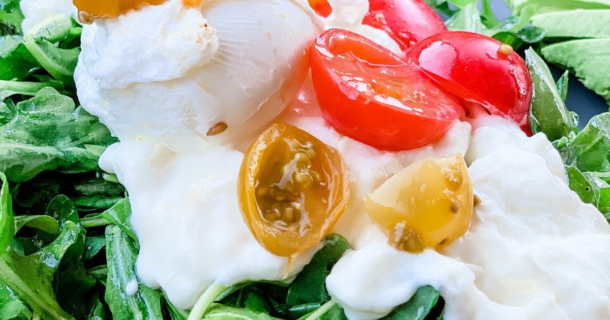 Салат із сиром бурата, помідорами та руколою