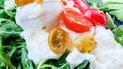 Салат із сиром бурата, помідорами та руколою