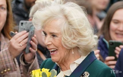 В зеленом пальто и с любимой сумкой: королеву Камиллу тепло приветствовала публика в Уэльсе