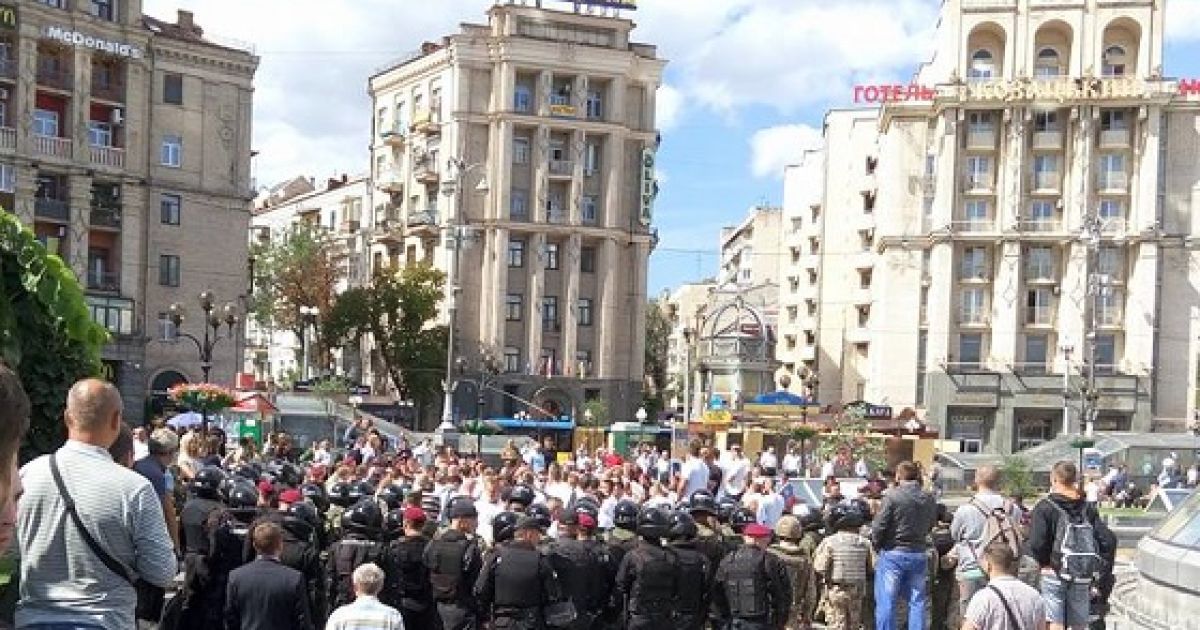 Силовики "окружили" фанатов "Легии" на Майдане Независимости.