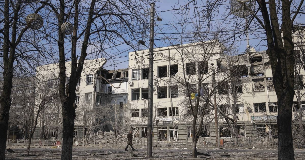 "Очередной террористический акт России": оккупанты удерживают в заложниках 4 сотни человек в областной больнице Мариуполя