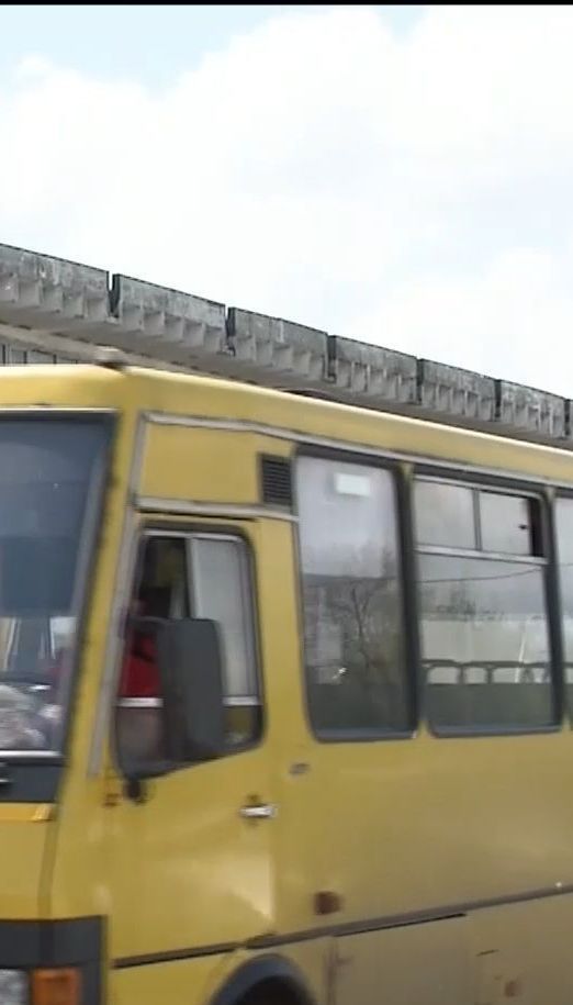 В Киеве обстреляли маршрутку с людьми внутри