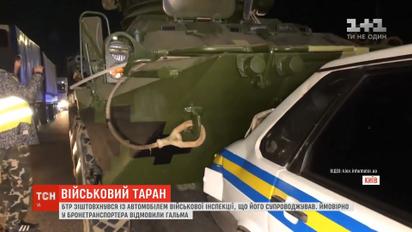 В столице неуправляемый БТР протаранил автомобиль военной инспекции