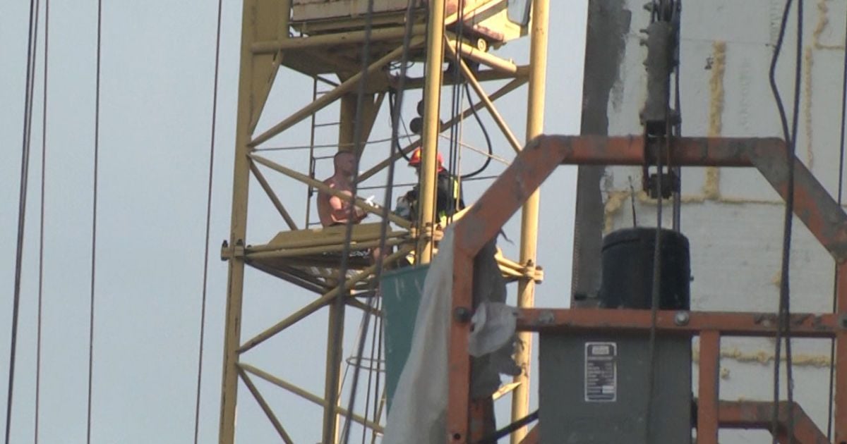 Вылез на конструкцию и хотел прыгнуть: в Хмельницком 2 часа снимали "человека-паука" со строительного крана (видео)