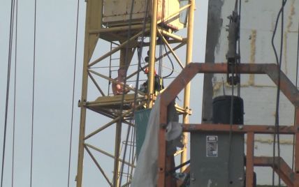 Вылез на конструкцию и хотел прыгнуть: в Хмельницком 2 часа снимали "человека-паука" со строительного крана (видео)