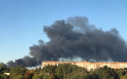 В оккупированном Донецке горит склад боеприпасов террористов