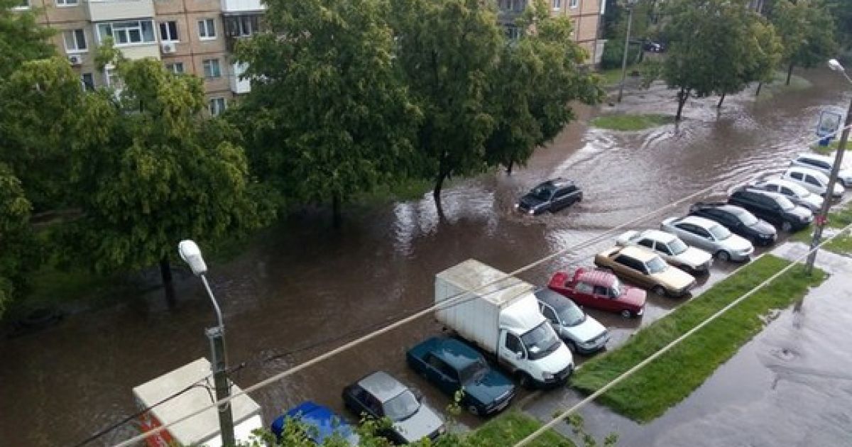 Ураган в Харькове пустил под воду улицы и разбил машины