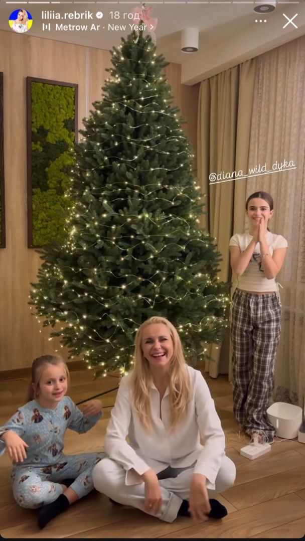 Лилия Ребрик с дочками украсила елку / © instagram.com/liliia.rebrik