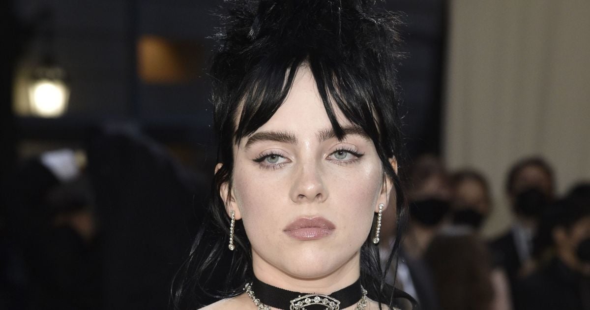 Billie Eilish showed off a curvy bust in a swimsuit and showed off a ...